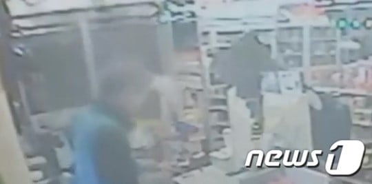 강남역 부근 편의점에서 체크카드를 사용하는 강일병의 모습. /사진=YTN 캡처