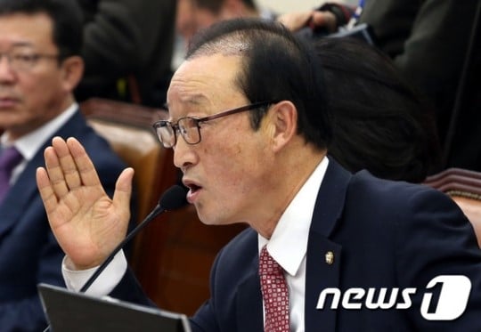 송영근 새누리당 의원이 29일 오전 서울 여의도 국회 국방위원회 회의장에서 열린 군 인권개선 및 병영문화혁신 특별위원회 전체회의에 참석해 한민구 국방부장관에게 육군 여단장의 여군 부사관 성폭행 사건 등에 관한 질의 발언 중 '하사 아가씨'라는 표현에 대해 도종환 새정치민주연합 의원이 부적절한 표현이라고 지적하자 답변을 하고 있다. /사진=뉴스1