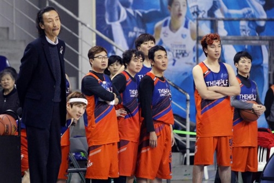 지난 29일 용인실내체육관에서 열린 ‘다문화 가정과 함께하는’ 제 1회 한스타 연예인 농구대잔치 3라운드 제 2경기에서 경기를 지켜보는 더 홀 선수들. /사진=한스타 제공