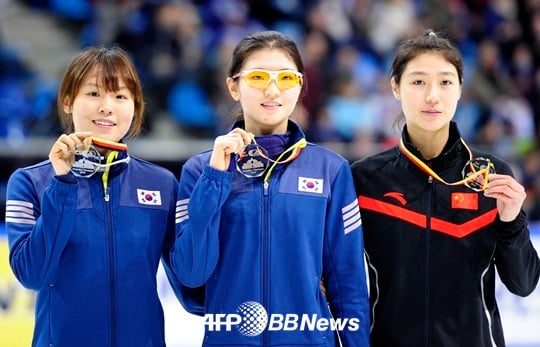 심석희(가운데)가 독일 드레스덴에서 열린 '2014-2015 ISU 쇼트트랙 월드컵' 1500m 2차 레이스 결승전에서 우승을 차지했다. 김아랑(왼쪽)은 2위에 올랐다. /AFPBBNews=뉴스1