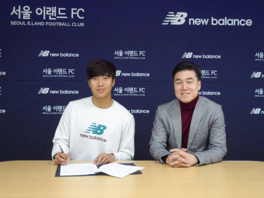 서울 이랜드FC에 입단한 신일수(왼쪽). /사진=서울 이랜드 FC 제공