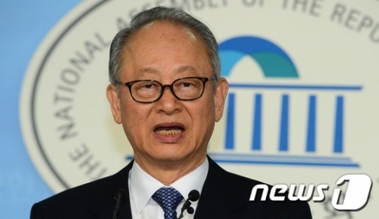 이부영 새정치민주연합 상임고문이 11일 서울 여의도 국회 정론관에서 정계 은퇴 기자회견을 갖고 있다. /사진=뉴스1