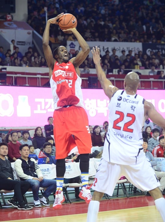 공수에서 맹활약하며 팀을 승리로 이끈 애런 헤인즈. /사진=KBL 제공