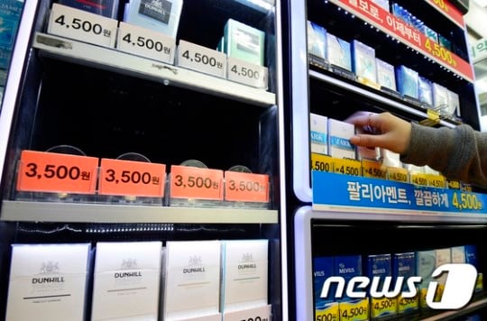 지난 1일 오후 서울 시내의 한 편의점 진열대에 외국산 담배들이 진열되어 있다. /사진=뉴스1