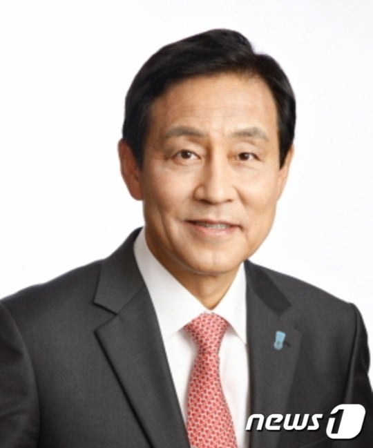 하나금융 회장 연임에 성공한 김정태 내정자. /사진=뉴스1, 하나금융 제공