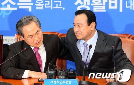 환담 도중 눈시울을 붉힌 우윤근 새정치민주연합 원내대표와 이완구 국무총리. 두 사람은 여야 원내대표로 머리를 맞대던 사이였다. /사진=뉴스1