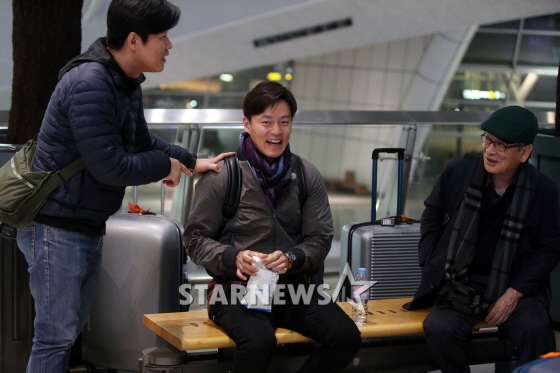 지난 15일 tvN '꽃보다 할배' 그리스 편 촬영차 출국하기 전 이서진이 이순재, 나영석PD와 얘기를 나누고 있는 모습 /사진=임성균 기자