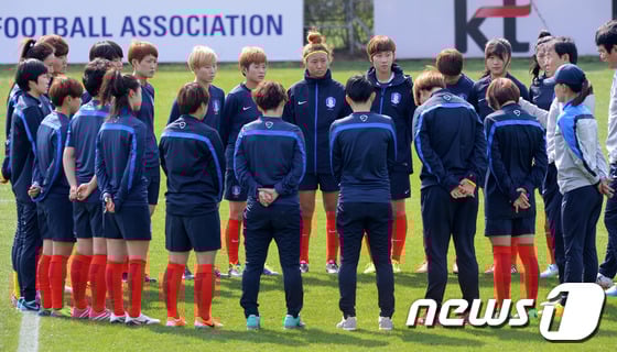 윤덕여 감독이 이끄는 한국 여자축구대표팀이 키프로스컵 A조 2차전서 캐나다에 0-1로 패했다. /사진=뉴스1