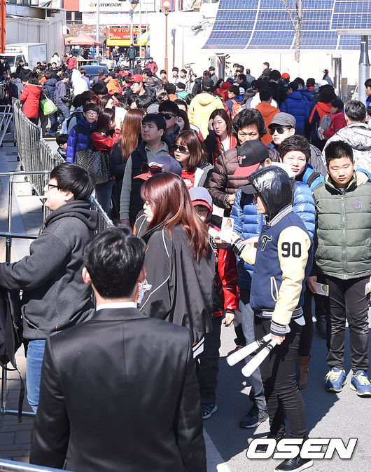 대전 경기장을 찾은 야구팬들. /사진=OSEN