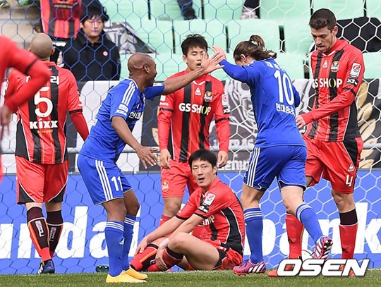 울산현대에 0-2로 패한 FC서울(붉은색). /사진=OSEN