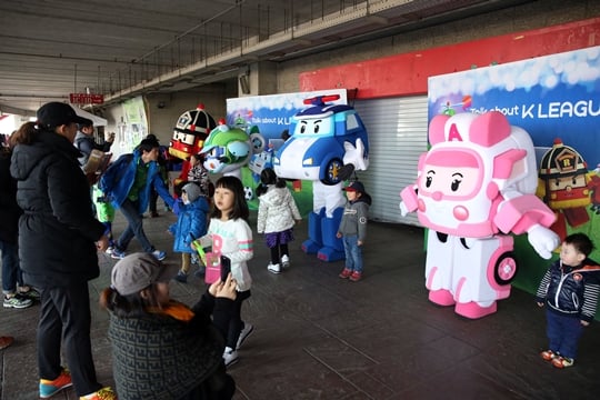 지난 7일 전주성을 찾은 로보카폴리. /사진=한국프로축구연맹 제공
