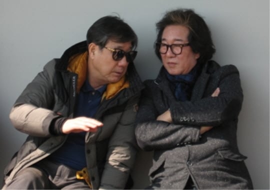 한국여자야구연맹 정진구 회장(왼쪽)과 김형식 부회장이 지난 7일 국가대표 훈련이 열린 LG 챔피언스파크에서 ‘국가대표 전력 강화 방안’을 협의하고 있다. 이번 일본 원정에 동행해 국제 경쟁력을 점검한다./사진= 한국여자야구연맹 제공