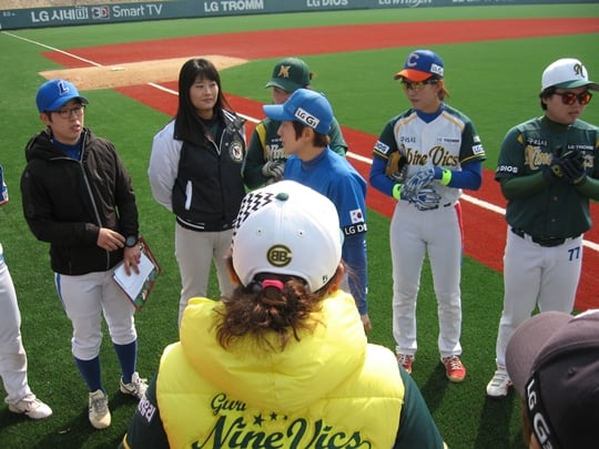 한국여자야구 대표팀이 훈련 중 유경희 코치(가운데)의 설명을 듣고 있다./사진= 한국여자야구연맹 제공