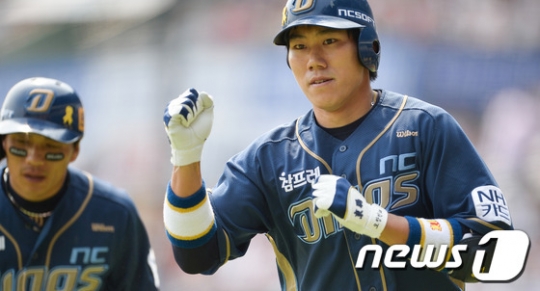 NC 다이노스 모창민(오른쪽)의 방망이가 식을 줄을 모른다. /사진=뉴스1