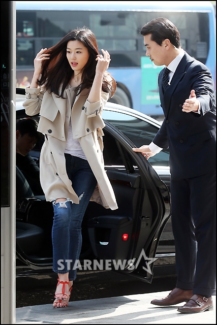 살랑거리는 봄날에는 트렌치 코트가 제격이죠!