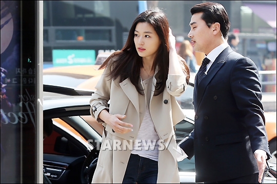 거리유리에 비친 모습도 확인하고!