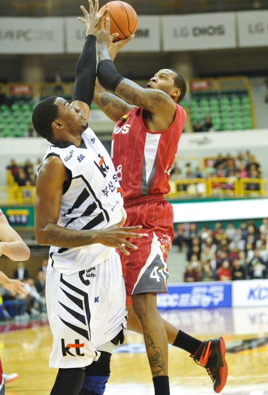 찰스 로드(왼쪽)과 데이본 제퍼슨. /사진=KBL 제공