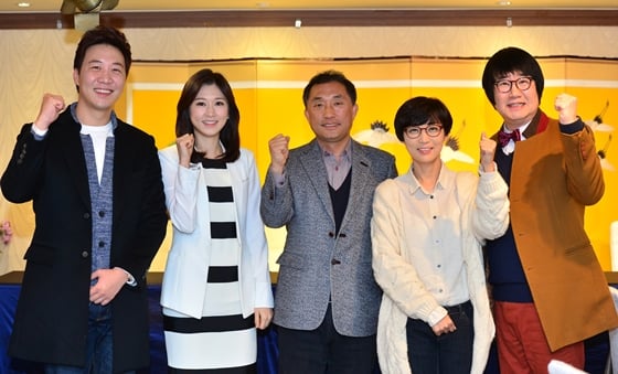 KBS 1TV '나, 출근합니다 시즌2' 도경완, 이선영 아나운서와 이남기 프로듀서, 팽현숙 최양락 부부(사진 맨 왼쪽부터 오른쪽으로)/사진제공=KBS