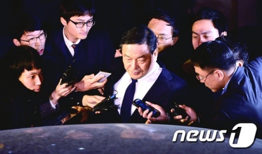 황기철 전 해군참모총장이 지난 18일 오전 서울중앙지검에서 통영함 납품비리와 관련해 조사를 받고 귀가하고 있다. /사진=뉴스1