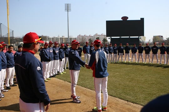 24일 선수단 훈련에서 내야수 박찬호와 악수를 나누고 있는 김기태 감독. /사진=KIA 타이거즈 제공