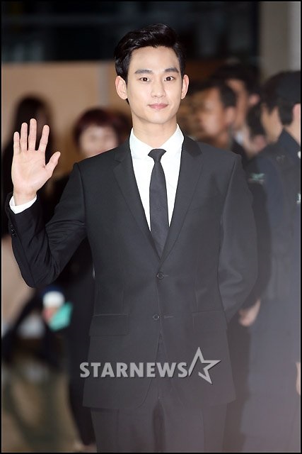 배우 김수현이 26일 인천국제공항에서 열린 명예홍보대사 위촉식에 참석, 손을 흔들고 있다. 인천국제공항=임성균 기자