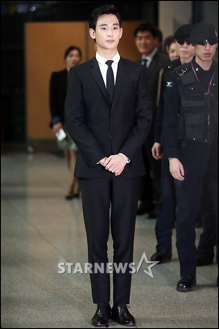 배우 김수현이 26일 인천국제공항에서 열린 명예홍보대사 위촉식에 참석한 모습. 인천국제공항=임성균 기자