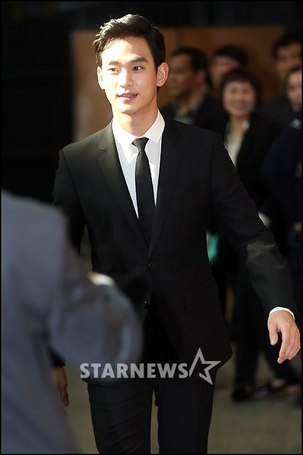 배우 김수현이 26일 인천국제공항에서 열린 명예홍보대사 위촉식에 참석한 모습. 인천국제공항=임성균 기자