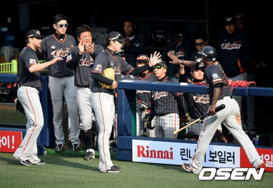 모건이 득점에 성공하자 한화 선수들이 반기고 있다. /사진=OSEN