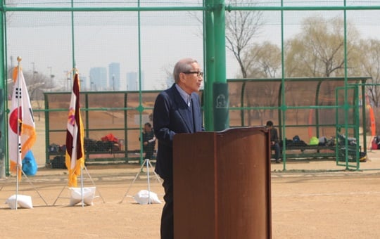 CMS기 여자야구대회 개막식에서 격려사를 하고 있는 이용일 전 KBO 총재 대행. /사진=한국여자야구연맹 제공