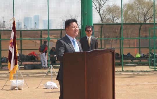 CMS기 여자야구대회 개막식에서 축사를 하고 있는 공동주최사 센트럴메디컬서비스(CMS) 김부근 대표. /사진=한국여자야구연맹 제공
