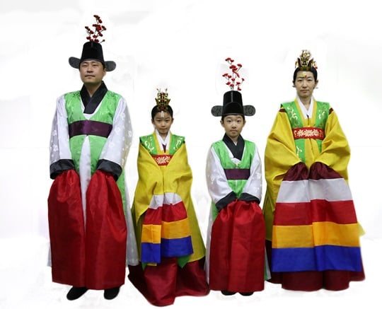 춘앵전 무용복식을 착용한 가족의 모습. /사진=라이엇 게임즈 제공