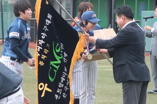CMS 김부근 대표이사가 '퓨처 그룹' 우승팀 서울 조이어스에 시상하는 모습. /사진=한국여자야구연맹 제공