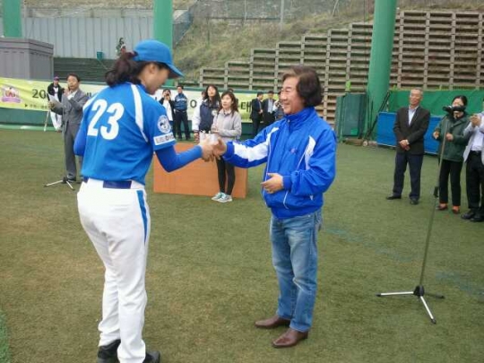 한국여자야구연맹 김형식 부회장이 타격상 수상자 왕종연에게 시상하고 있다. /사진=한국여자야구연맹 제공