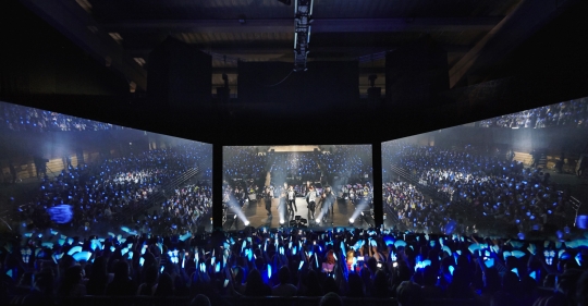 슈퍼주니어 D&E 일본 공연 실황을 서라운드 뷰잉을 통해 칠레서 관람하고 있는 현지 팬들 / 사진제공=SM엔터테인먼트