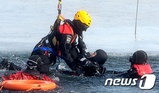 위 사진은 지난 1월 경기도에서 실시된 구조훈련 모습으로 기사와는 무관. /사진=뉴스1
