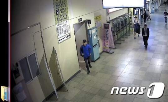 귀휴 중 지난 21일 잠적했다 23일 부산 금정구 노포동 버스종합터미널에서 CCTV에 포착된 무기수 홍승만. /사진=뉴스1