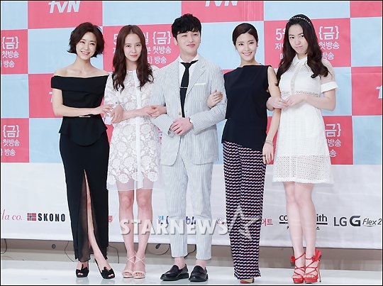 tvN 새 금토드라마 '구여친클럽' 제작발표회 장지은, 송지효, 변요한, 이윤지, 류화영(사진 맨 왼쪽부터 오른쪽으로)/사진=김창현 기자