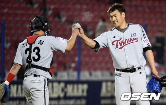 LG 최경철과 이동현. /사진=OSEN