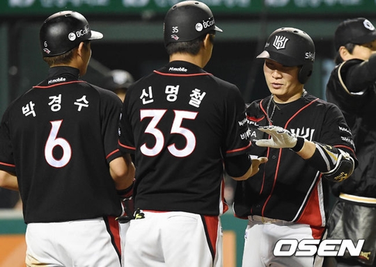 용덕한이 데뷔 첫 만루포를 때려낸 뒤 동료와 함께 기쁨을 나누고 있다. /사진=OSEN