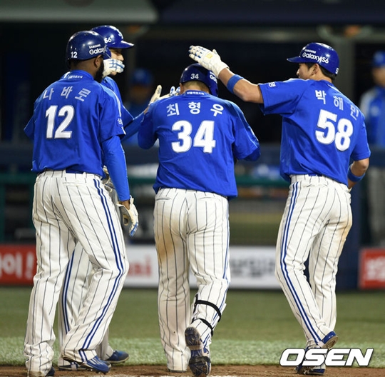 늘 홈에서 3명의 주자들로부터 환영 인사를 받는 만루포의 주인공. /사진=OSEN