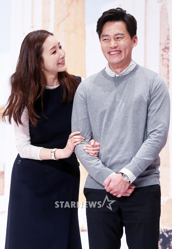 tvN '꽃보다 할배 in 그리스' 최지우(사진 왼쪽)와 이서진/사진=홍봉진 기자