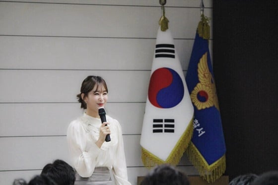 방송인 홍민정이 지난 13일 인천서부경찰서에서 특강을 하고 있다.