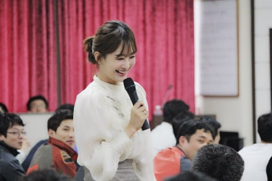 방송인 홍민정이 지난 13일 인천서부경찰서에서 특강을 하고 있다.