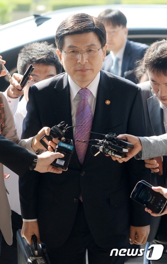 신임 국무총리 후보자로 지명된 황교안 법무부 장관이 22일 오전 경기도 과천시 중앙동 법무부 청사로 출근하며 취재진의 질문을 받고 있다. /사진=뉴스1