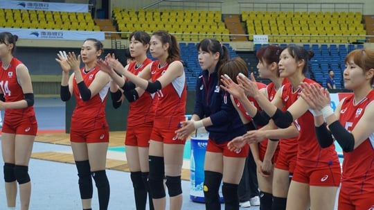 대표팀이 27일 중국 톈진체육관에서 열린 2015 아시아여자배구선수권 준결승 대만과의 경기에서 결승 진출을 확정 지은 뒤 경기장을 찾은 한국팬들에게 인사하고 있다. /사진=대한배구협회 제공