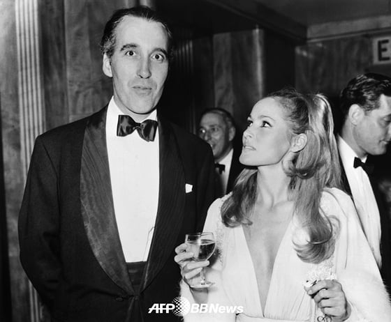 1973년 11월 스위스 여배우 우르술라 안드레스와 함께했을 당시의 크리스토퍼 리. /AFPBBNews=뉴스1