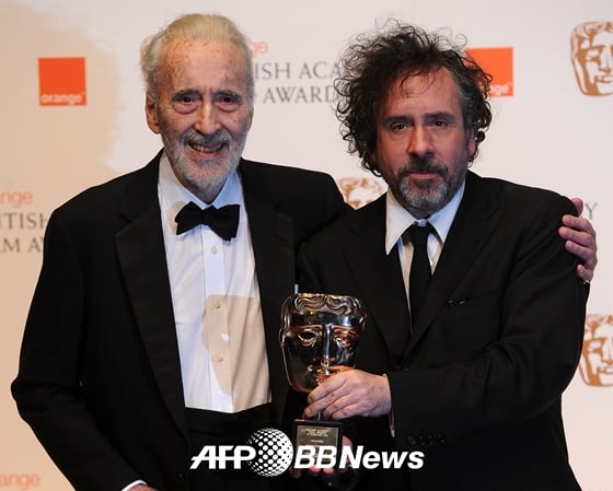 2011년 2월 13일 당시 영국 런던에서 열린 BAFTA 영국 아카데미 시상식에서 수상한 팀 버튼 감독과 함께 포즈를 취한 크리스토퍼 리./AFPBBNews=뉴스1