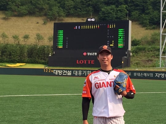 롯데 이재곤이 14일 울산 문수구장서 열린 삼성과의 퓨처스리그 경기에서 노히트노런을 기록한 뒤 포즈를 취하고 있다. /사진=롯데 자이언츠 제공