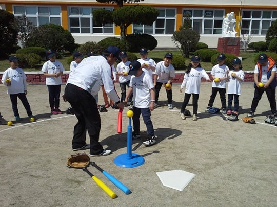 옥대초등학교 재능기부 현장. /사진=KBO 제공