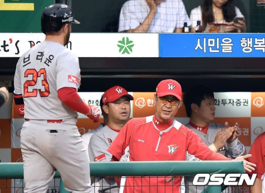 SK 브라운(좌)을 환영하고 있는 김용희 감독. /사진=OSEN
